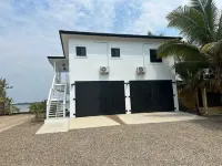 Modern 3-bedroom waterfront lagoon house with Wi-Fi, AC in beautiful Maya Beach. Hôtels à : Maya Beach