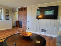 Private & Spacious Daylight Basement Apartment with Kitchen Hotels in White Center