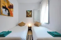 3 bedroom apartment, 15 minutes from BCN city center, 8 min. walk from the beach Hôtels à proximité de : Parc Fluvial del Besòs