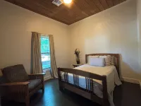 The Vandeveer, Stunning Craftsman Estate in Historic Downtown Burnet Hotels in Burnet