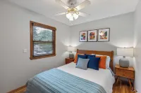 Family Home Min to Henry Dorley Zoo, Lauritzen Gardens, Covered Porch, 4TVs - Homestays