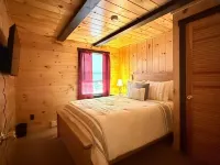 Charming 3-bedroom cabin in Madison, NH with private access to lake. Hotels in Madison