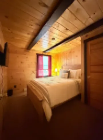 Charming 3-bedroom cabin in Madison, NH with private access to lake.