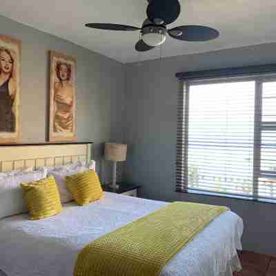 Seaview, 6 sleeper, secure complex with amenities, direct beach access and WiFi Rooms