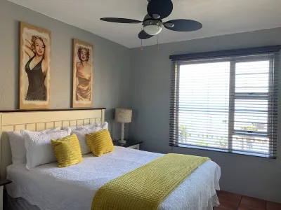 Seaview, 6 sleeper, secure complex with amenities, direct beach access and WiFi Amanzimtoti Testing Grounds附近的飯店