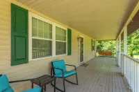 Charming Farmhouse Getaway – Peaceful Country Escape with Modern Comforts!