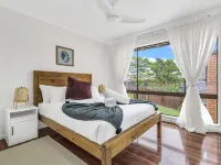 Hills Beach House Hotels in Korora