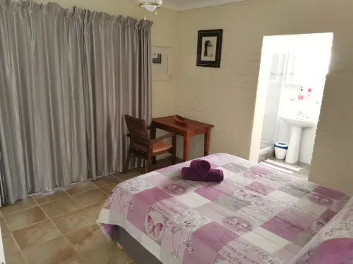 Entire pet friendly house, close to the river, beach, shops, restaurants, & more Các khách sạn ở Komga