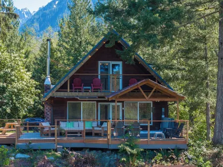 Riverfront Cabin w/Views-Hot Tub,AC,Pets