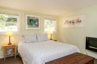 Peaceful Garden Oasis with Breakfast Provided