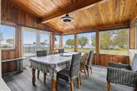 Wabamun Lakefront Getaway with additional Family Suite & Bunk House for the Kids Hotels in Parkland County