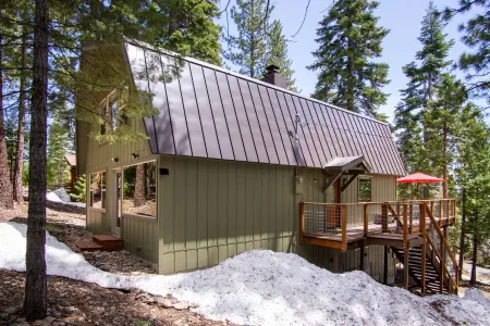 Peaceful Modified A-Frame, Hot Tub, 4min to Lake