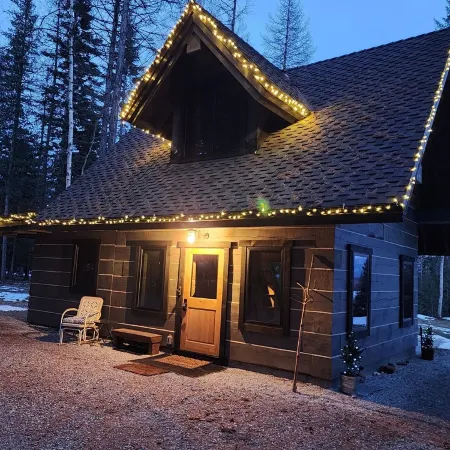 Play House, Hot Tub, w/ Beautiful Views. Quaint, Cozy, & Peaceful.