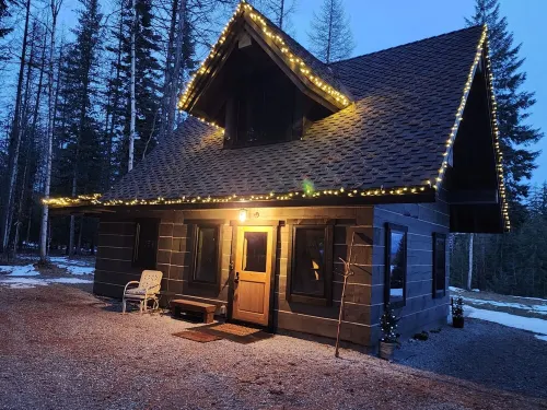 Play House, Hot Tub, w/ Beautiful Views. Quaint, Cozy, & Peaceful.