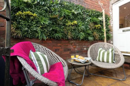 Cosy cottage for couples in the heart of central Ludlow with free parking permit