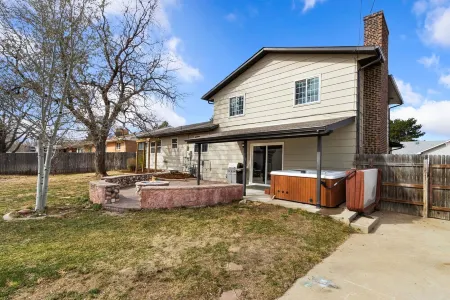 West Greeley 5 bed/4 bath tastefully furnished and recently updated.