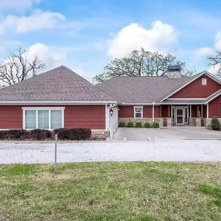 Compound on Lake - Gameroom/Dock/Pool/Hot tub - Sleeps 37