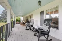 Wolcottville Farmhouse: 18 Mi to Shipshewana - Homestays