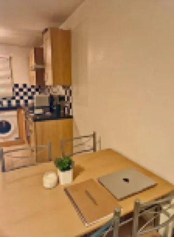 Wolverhampton Apartment with Free Parking 1 minute from the train station