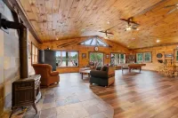 Charming Lakefront Cabin with Private Dock & Gorgeous Views Các khách sạn ở Greig