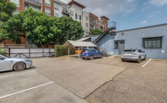 Modern Industrial Studio in the heart of Dallas! Hotels in Deep Ellum