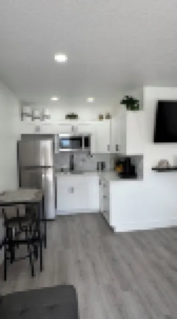 Private apt, king bed, laundry inside