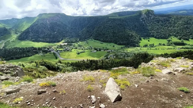 Classified studio apartment, in the center of town, facing the spa.