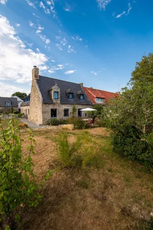 Charming longère in a quiet location 5 minutes from a large sandy beach.