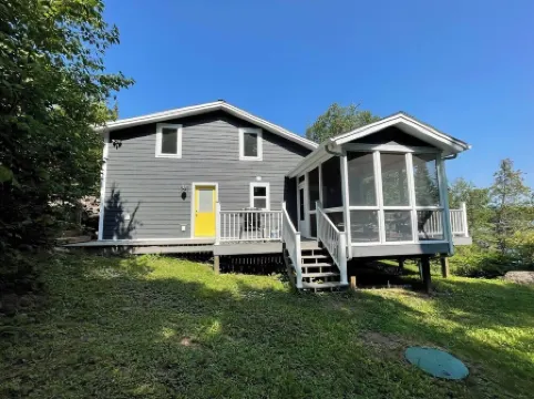 Caribou Sunrise, Lakeside Cabin in the Northwoods!