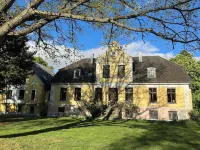 Old charm with a breath of fresh air in the manor house فنادق في Parchtitz