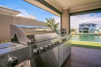 CHILLAX HOUSE -Luxury Canal Holiday House, Jetty, BBQ, Family Friendly-Sleeps 14