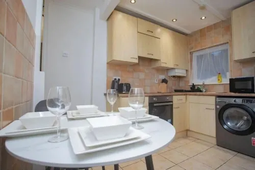 Prettide Suite- 1 free parking Hotels in Gillingham