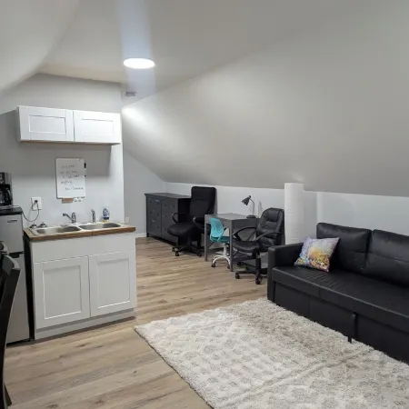 Cozy, pet-friendly, 1-bedroom apartment in Oak Ridge with AC