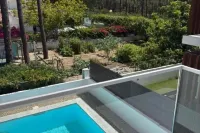 Holiday home with pool 15 minutes walk from the beach and 5 minutes from Aroeira golf course Hotel di Corroios