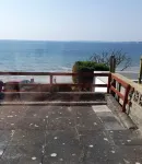 Cosy chalet with breathtaking sea views of the bay. Pet friendly.