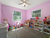 Charming 3-bedroom house/ lake, huge backyard, WiFi, fishing, 10 mins from beach