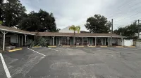 Shamrock Cove Inn - Motels