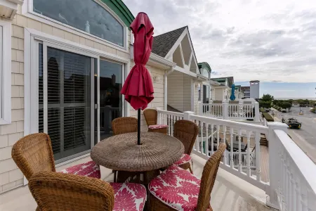 Private Balcony and Communal Pool - Stylish Ocean View Condo