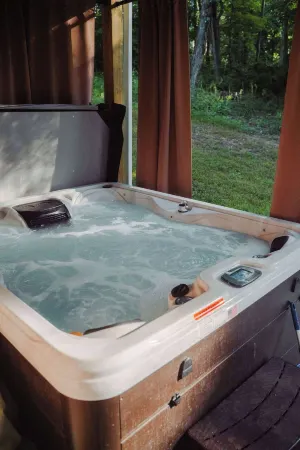 Modern 2 BD cabin with hot tub & Games & Central Loc