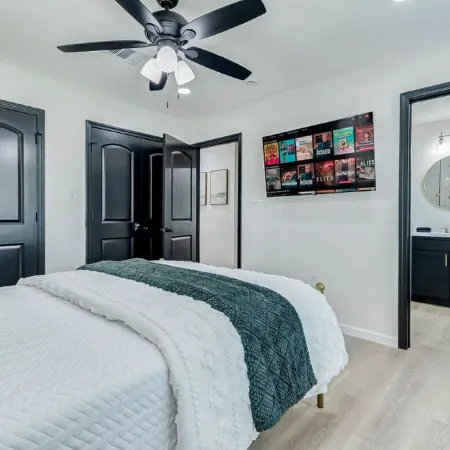 Stylish main-level home in historic downtown Brenham—walking distance to shops!
