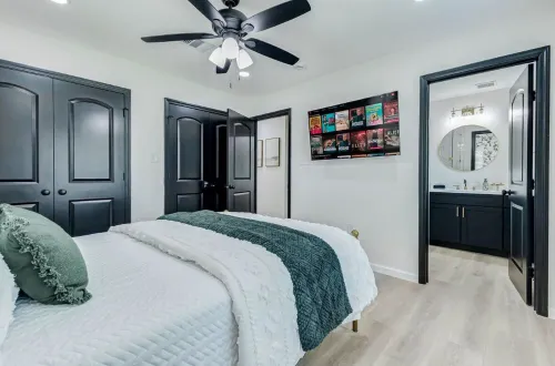 Stylish main-level home in historic downtown Brenham—walking distance to shops!