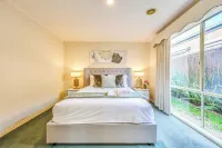 Stayau Family Retreat w/Pool Table in Cranbourne Hotels in Cranbourne