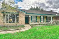 Family Home on 30 Acres in Manvel! Hotels near Pearland Golf Club
