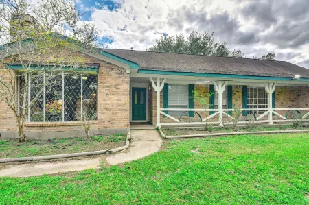 Family Home on 30 Acres in Manvel! Отели в г. Манвел