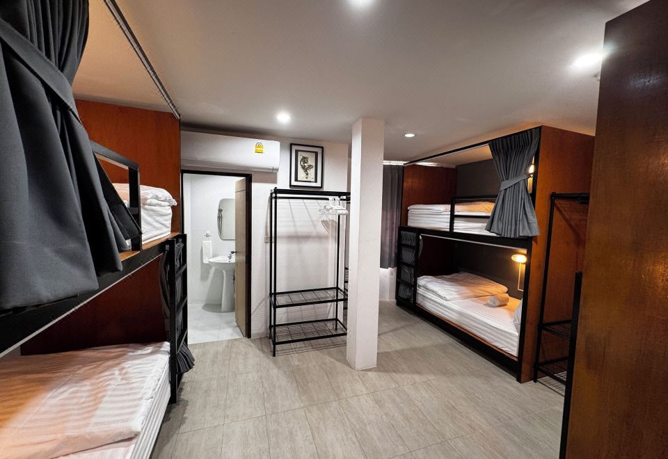 [푸켓 무에타이 호텔의 수영장과 트레이닝 시설]