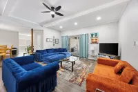 Luxury Escape - Pool, Hot Tub, Arcade, Games, BBQ & Outdoor Lounge!