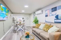 M3-Detached house 2 bedroom 1 bathroom close Old Town Monrovia kingsize-bed!