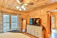Deck & Game Room: Blue Ridge Mountain Cabin! - Wifi