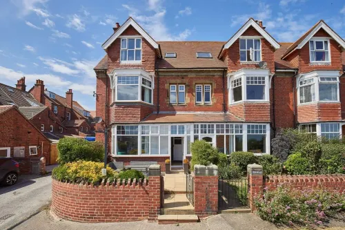 Host & Stay - Raven House Hotels in Fylingdales