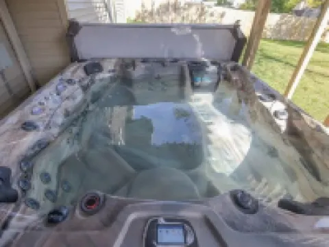 Home w/Hot Tub -Spacious, Quiet Neighborhood Near des Moines, IA. Hotels in Clive